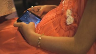 Smartphone cep telefonu ile bir oyun oynayan küçük bir kız