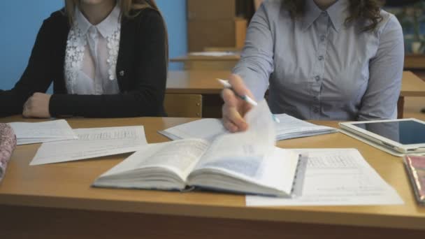 Joven alumno escribe en un cuaderno en el aula — Vídeos de Stock