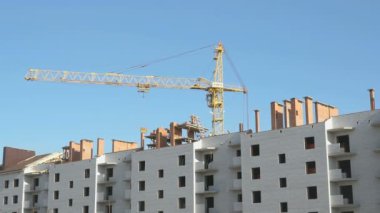 Tesisinde çalışan inşaat vinç