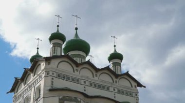 Kubbe ve Ortodoks ile kadın Manastırı haçlar