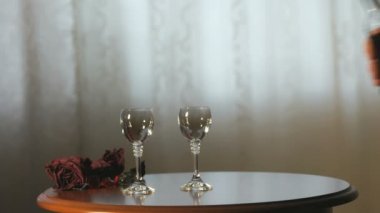 El bir likör şarap gözlük bir sürahi üzerinden dökülen