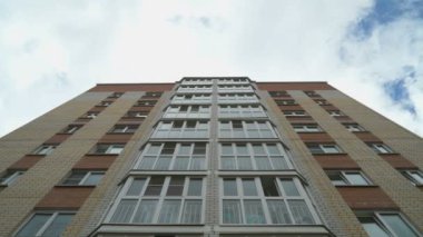 çok katlı bir bina.