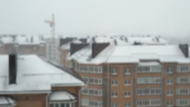 Flera våningar bostadshus. Det snöade. Vinter — Stockvideo