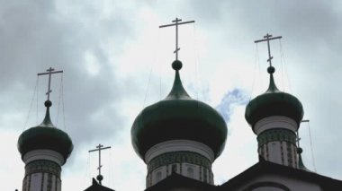 Koyu yeşil kubbe ile Ortodoks Kilisesi haçlar