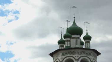 Mavi gökyüzü arka plan üzerinde Ortodoks Manastırı