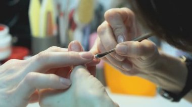 Kadın bir master yapar manikür eller kız