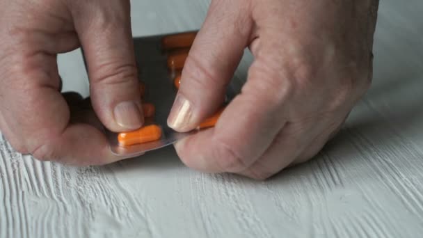 Hand zieht Tabletten aus Blisterkarte — Stockvideo