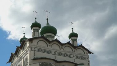 Mavi gökyüzü arka plan üzerinde Ortodoks Manastırı