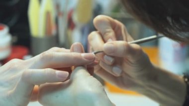 Kadın bir master yapar manikür eller kız