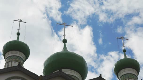 Темно-зеленые купола с крестами православной церкви — стоковое видео