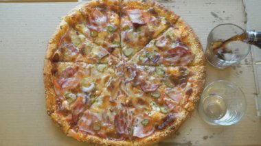 Gazlı içecek gözlük dökme el mans