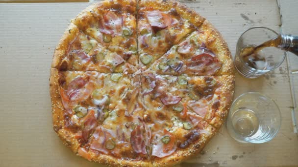 Mans main verser une boisson gazeuse dans des verres 