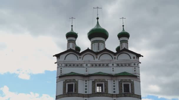 Cúpulas verdes com cruzes da Igreja Ortodoxa — Vídeo de Stock