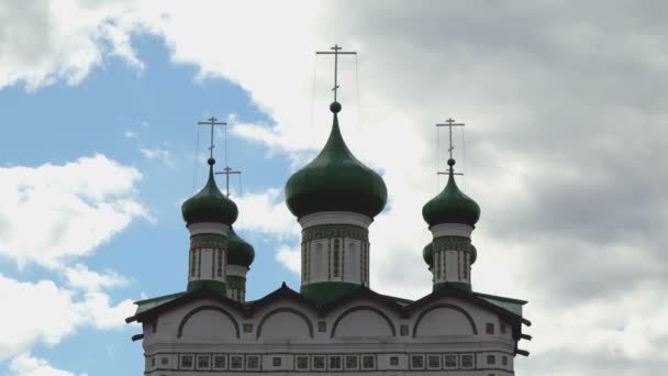 Dunkelgrüne Kuppeln mit Kreuzen der orthodoxen Kirche — Stockvideo