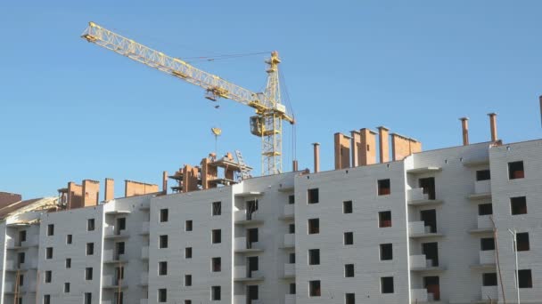 Construção de um complexo residencial de apartamentos — Vídeo de Stock