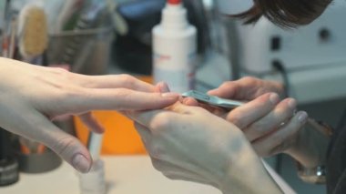 Usta eller salonu manikür kız yapar
