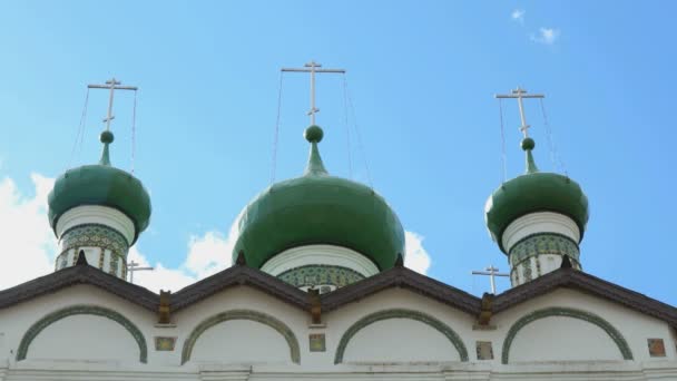 Dunkelgrüne Kuppeln mit Kreuzen der orthodoxen Kirche — Stockvideo