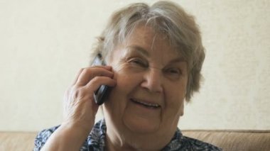 Yaşlı kadın bir smartphone cep telefonu söz