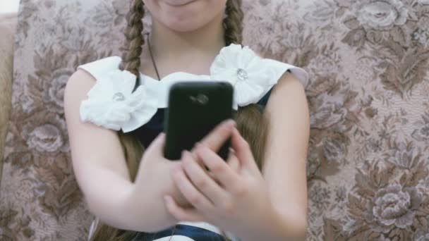 Niña haciendo selfie usando un smartphone — Vídeo de stock