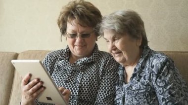 İki kadın fotoğrafları dijital tablet izlerken