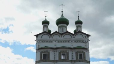 Bir Ortodoks Manastırı haç ile yeşil kubbeleri