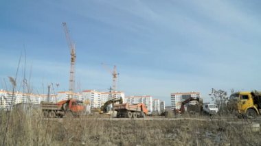 Ekskavatör bir kil bir kamyona bir kova kullanarak fotoğraf