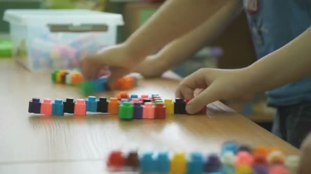 Los niños juegan juegos intelectuales en un jardín de infantes — Vídeos de Stock