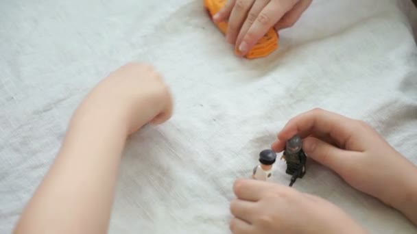 Meninos brincando em pequenos carros de brinquedo em um jardim de infância — Vídeo de Stock