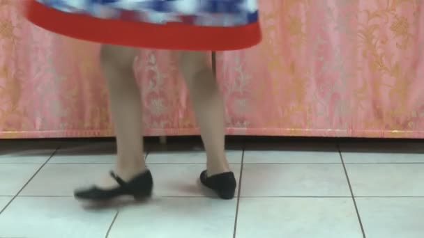 Den lilla flickan virvlar runt sig på ett diskotek — Stockvideo