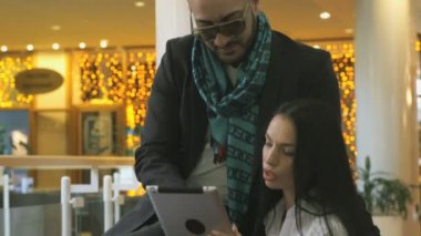 Arap adam ve kız fotoğrafları dijital tablet üzerinde seyir