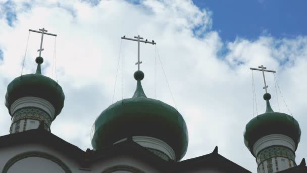 Bulutlar arka plan üzerinde Ortodoks Manastırı — Stok video