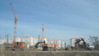 Ekskavatör bir kil bir kamyona bir kova kullanarak fotoğraf