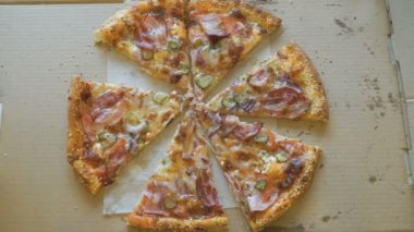 Dilim pizza bir karton kutu alarak eller