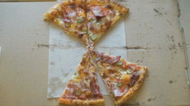 Dilim pizza bir karton kutu alarak eller