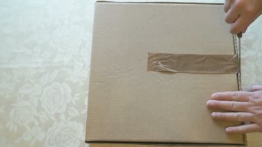 Pizza karton kutu açılış eller