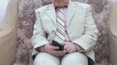 Küçük çocuk bir akıllı telefon tutar ve oyun çalış
