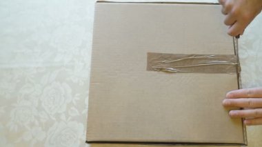 Pizza karton kutu açılış eller