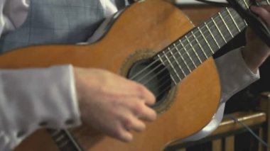 Konserde gitar çalmak adam