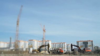 Ekskavatör bir kil bir kamyona bir kova kullanarak fotoğraf