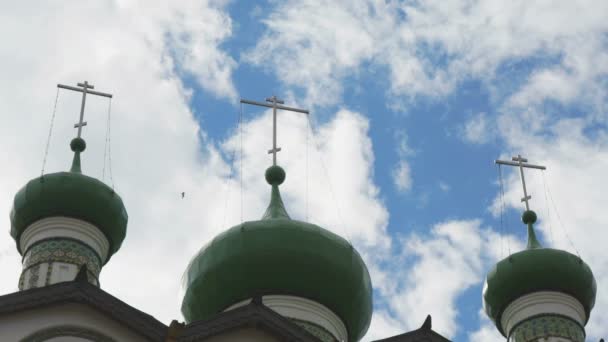 Православный монастырь на фоне голубого неба — стоковое видео