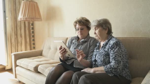 The old woman and her friend looking at pictures — Stock Video