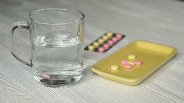 Mann nimmt Tabletten aus gelbem Behälter — Stockvideo