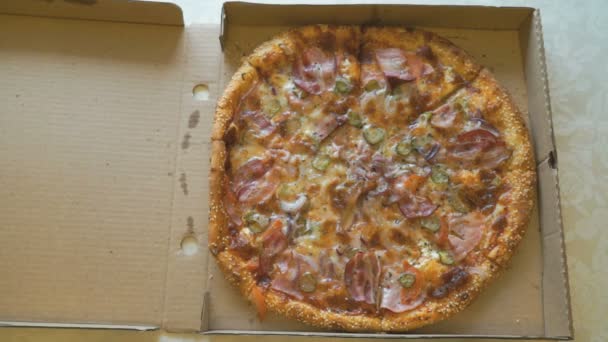 Embalagem da caixa de papelão de pizza usando um uísque — Vídeo de Stock