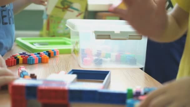 Los niños juegan juegos intelectuales en un jardín de infantes — Vídeo de stock