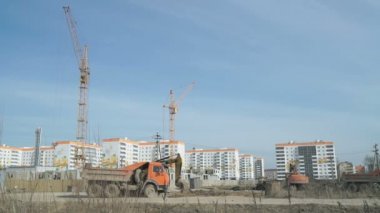 Ekskavatör bir kil bir kamyona bir kova kullanarak fotoğraf