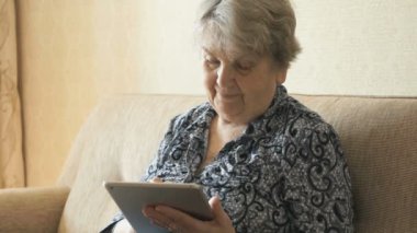 Eski bir dijital tablet ve görünüm fotoğrafları tutan kadın