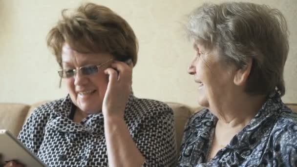 Vrouw praten op een mobiele telefoon thuis — Stockvideo