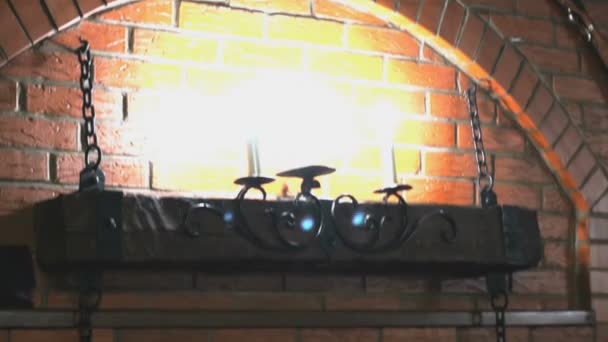 Brick wall with lamps, moose antlers, two guns — Stock Video