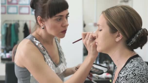 The visage master making make-up for young model — Stock Video