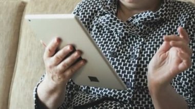 İki yaşlı kadın bir tablet kullanarak resimleri izle